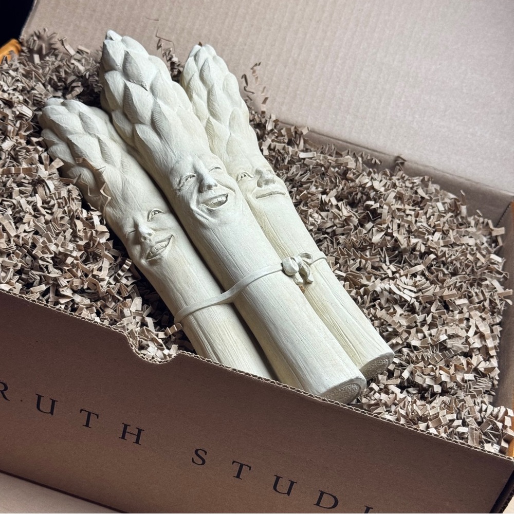 NIB Carruth Studios Lively Bunch of “Pickled Asparagus" Aged Stone Sculpture - Picture 4 of 10